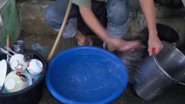 Bir çalışan alüminyum su tankını temizliyordu..