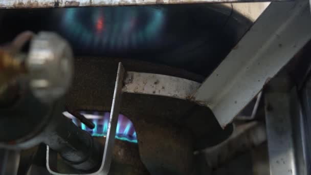 Uzavřete Oheň Hlavě Plynového Sporáku Vařící Vodu Pro Výrobu Polévky — Stock video