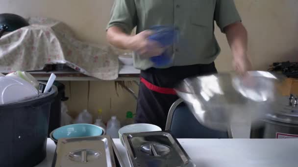 Ein Angestellter Spülte Ein Putzgeschirr Von Hand Für Die Zubereitung — Stockvideo