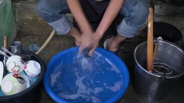 员工们正在用手拿水在蓝色塑料浴缸里洗一块抹布拖把 — 图库视频影像