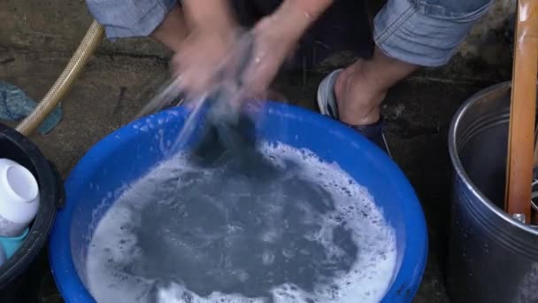一位员工正在用蓝色塑料浴缸里洗一块抹布拖把 手上拿着水 — 图库视频影像