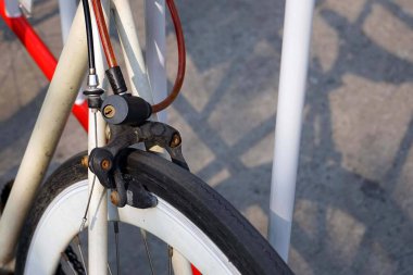 Bir bisiklet park yerine kilitlenmiş bir kablo anahtarıyla bariyer trafiğini engeller..