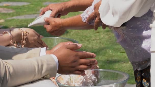タイの結婚式の伝統のためにコンチに水を注ぐ公園の結婚式 — ストック動画