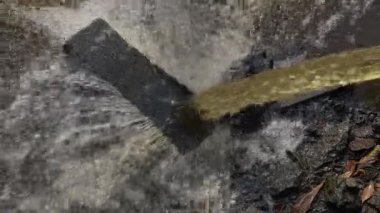 Göle düşen hortumdan bir su fışkırıyor..