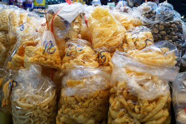 Piyasada satılık plastik bir paketin içinde bir yığın domuz çıtırdıyor..