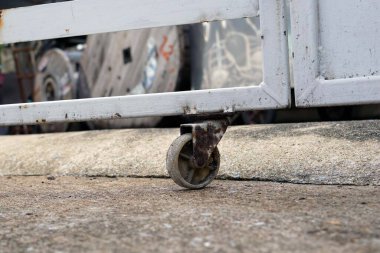 Çelik kapının eski bir çarkını kapatın..