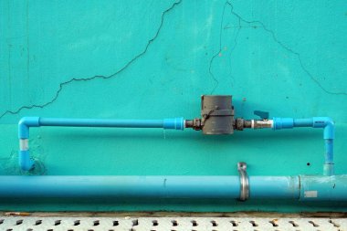 Arka plan için yeşil beton duvara bir su sayacı yerleştirildi..