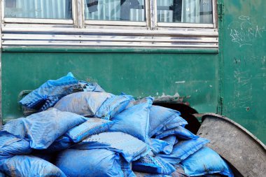 Eski bir minibüs inşaat malzemesi atığı yığınına terk edilmiş..