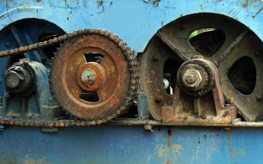 Kirli ve paslı bir paten zincirini kapayın Yığın sürüş platformunun büyülü motorunun pervaneleri.