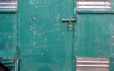 Otobüsün eski yeşil, eski metal gövdesinin arka planı ve dokusu. 