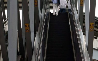 Merdivenler tren istasyonuna çıkıyor..