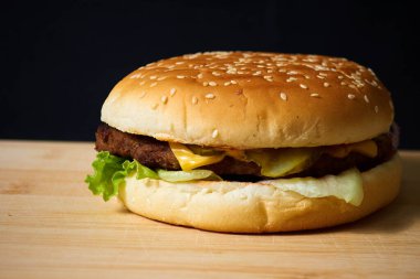 Sığır pirzolası ve sulu burger. Izgaralı sulu sığır pirzolası, Chedder 'ın erimiş peyniri, kıtır pastırma, salatalık turşusu ve susam tohumlu yumuşak briosh sosu. Bir dilim ete bir damla meyve suyu..