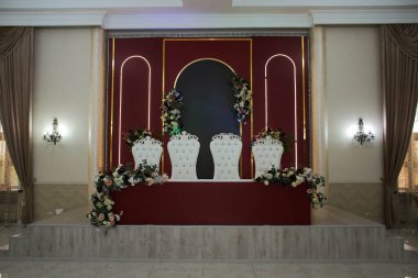 Gelin ve gelinin düğün masası güzel bir iç mekan ve çiçektir. Düğün yemeği salonu.