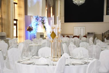 Bir düğünde büyük, ferah bir ziyafet salonu. Düğün yemeği salonu.