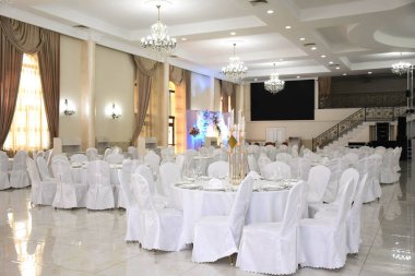 Bir düğünde büyük, ferah bir ziyafet salonu. Düğün yemeği salonu.