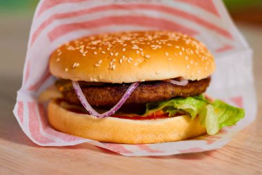 Sebzeli ve soslu renkli hamburgerler..