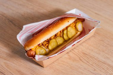 Kıtır kıtır turşulu lezzetli sosisli ve renkli sosisli sandviç..