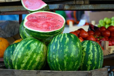 Taze karpuzlar ve taze et sebzelerin arasında ahşap sandıkta..