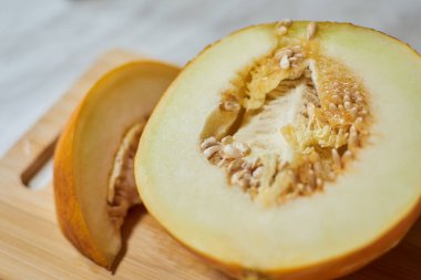 Güvertede el kesikleri, tohumlar ve sulu et.