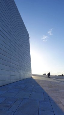 Oslo, Norveç 'teki Opera binasının çatısında gölge ışığı var. 