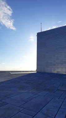 Oslo, Norveç 'teki Opera binasının çatısında gölge ışığı var. 