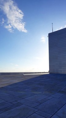 Oslo, Norveç 'teki Opera Binası' nın çatısında. 
