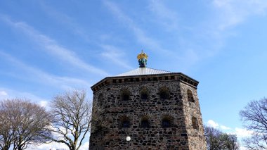 İsveç Göteborg 'daki Skansen Kronan Kalesi. Bulutlu gökyüzünde taş kale manzarası.