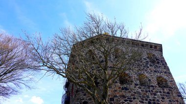 İsveç Göteborg 'daki Skansen Kronan Kalesi. Bulutlu gökyüzünde taş kale manzarası.