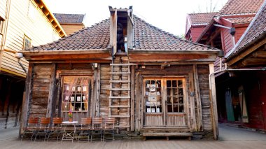 Bergen 'deki fiyordun yanındaki Norveç balıkçılarının evlerinin 2 Mayıs 2024' te BERGEN, NORWay