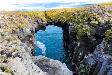 Arnarstapi, İzlanda 'da bazalt kayalıkları da dahil olmak üzere doğal ve aşçılık merkezleriyle turizm alanında gelişiyor.