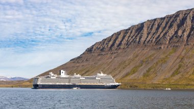 Isafjordur, İzlanda 'nın kuzeybatısındaki Westfjords bölgesinde yer alan bir kasabadır. İzlanda 'yı ziyaret eden yolcu gemisinin popüler hedefi.