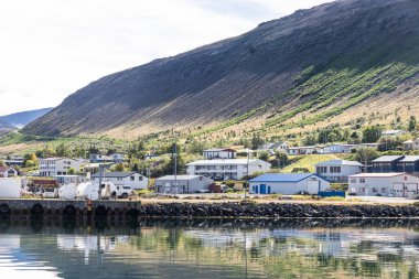 Pingeyr İzlanda 'nın Isafjardarbaer belediyesine bağlı bir sahil köyüdür. Westfjords Yarımadası 'nın dağlık yarımadasında bulunan Dyrafjordur firavunun kıyısında yer alır. Etrafı gezmeyi teklif ediyor.