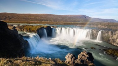İzlanda 'daki Godafoss Şelalesi' ne Tanrıların Şelalesi lakabı verilir. Bazıları bu ismin, şelalenin güzellikte tanrısal olmasından kaynaklandığına inanır. Skjalfandafljot nehri tarafından besleniyor..