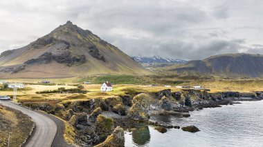 Arnarstapi, Mt. Dağın eteğinde bulunan küçük bir balıkçı köyüdür. İzlanda 'da Stapafell, manzaralı gelişen bir turizm merkezi..
