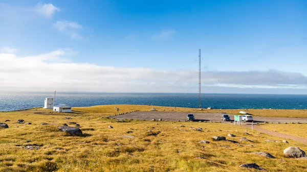 Latrabjarg 'a giriş, Westfjords İzlanda' nın doğal uçurumları olan ve aralarında martılar ve ustura gagalarının da bulunduğu milyonlarca kuşa ev sahipliği yapan popüler manzaralı bir yer.