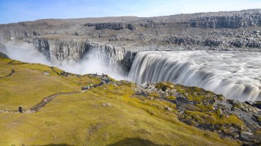 İzlanda 'daki Dettifoss şelalesinin genel görünümü. 45 metre yüksekliğinde ve 100 metre genişliğinde Avrupa 'nın en güçlü ikinci şelalesidir.