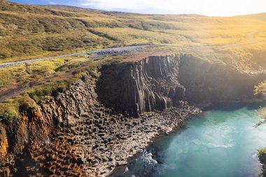 Jokuldalur İzlanda 'daki Studlagil vadisine yakın çekim, sütun bazalt kaya oluşumları ve içinden akan mavi-yeşil su ile tanınıyor. Sansasyonel bir turizm merkezi.