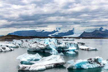 Jokulsarlon Buzul Gölü doğal olarak buzul suyunun erimesiyle oluşur. Buzdağı tüm yıl boyunca görünür ve İzlanda 'nın en popüler turizm beldelerinden biridir..