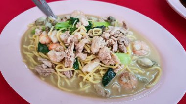Otantik Penang kızarmış hokkien mee veya kırmızı masada servis edilen erişte.