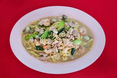 Otantik Penang kızarmış hokkien mee ya da kırmızı masada servis edilen erişte manzarası.