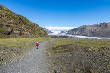 Vatnajokull İzlanda 'daki en büyük ve en volkanik buz örtüsü buzuludur. Ziyaretçiler doğanın güzelliğine tapmak için buzulun kenarına kısa bir yürüyüş yapar.