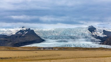 Vatnajokull İzlanda 'daki en büyük ve en volkanik buz örtüsü buzuludur. Vatnakolull milli parkı 2008 yılında kurulmuş ve Batı Avrupa 'nın en büyük ulusal parkı olmuştur.