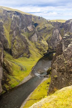 Fjadrargljufur, Güney İzlanda 'nın 100 metre derinliğinde ve popüler bir turizm merkezi olan güzel, dramatik bir kanyondur.