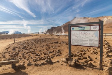 Namafjall, İzlanda 'nın popüler jeotermal alanıdır. Buharlı havuzlar ve çamur kaplarından oluşan eşsiz bir manzarası vardır. İşaret direği İzlandaca ve turistler için İngilizce.