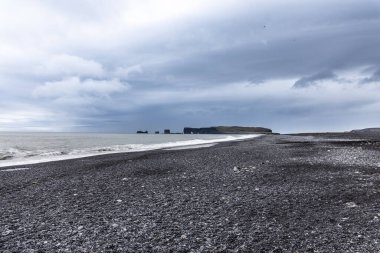 Reynisfjara Black Sand Beach Vik manzaralı bazalt sütunlar ve uçurumlarla birlikte Güney İzlanda 'da çok popüler bir turizm merkezidir.