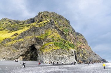Reynisfjara Black Sand Beach Vik manzaralı bazalt sütunlar ve uçurumlarla birlikte Güney İzlanda 'da çok popüler bir turizm merkezidir.