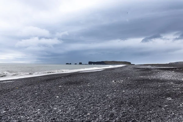 Reynisfjara Black Sand Beach Vik Pochodzi Malowniczych Bazaltowych Kolumn Klifów — Zdjęcie stockowe