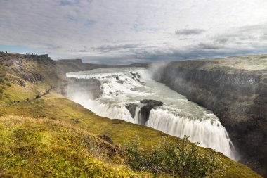 Gullfoss ya da Golden Falls İzlanda 'nın güneybatısındaki Hvita nehri kanyonunda bulunan en ikonik ve popüler şelalelerden biridir. Altın Çember döngüsünün bir parçası