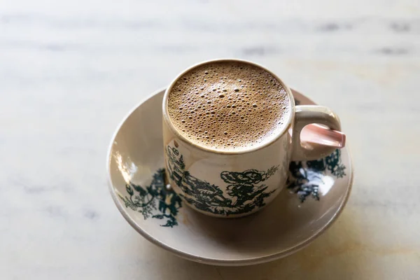 Tasse Aromatischer Schaumiger Kaffee Serviert Traditioneller Chinesischer Tasse Und Untertasse — Stockfoto