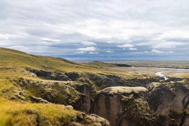Fjadrargljufur, Güney İzlanda 'nın 100 metre derinliğinde ve popüler bir turizm merkezi olan güzel, dramatik bir kanyondur.